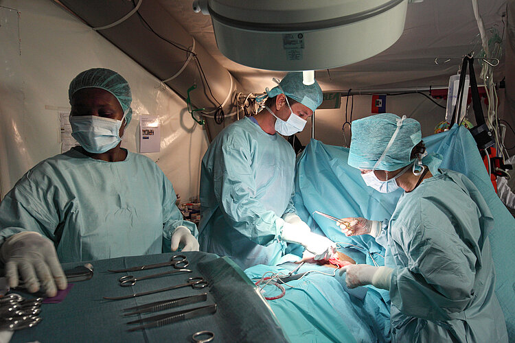 Modernes OP-Besteck im Feldhospital des DRK nach dem Erdbeben in Haiti. Siehe auch Eintrag unter 2010