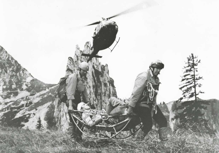 Retter der Bergwacht mit einem Hubschrauber der Luftwaffe aus dem bayerischen Penzing (DRK)