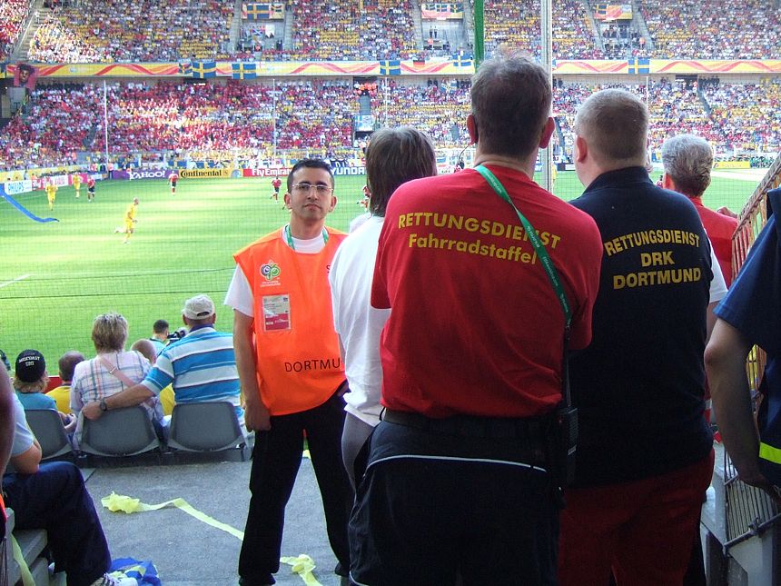 Angehörige des Rettungsdienstes im Signal Iduna Park in Dortmund