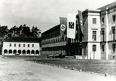 Das neue DRK-Präsidium wurde zu Hitlers Geburtstag 1943 mit Fahnen geschmückt 