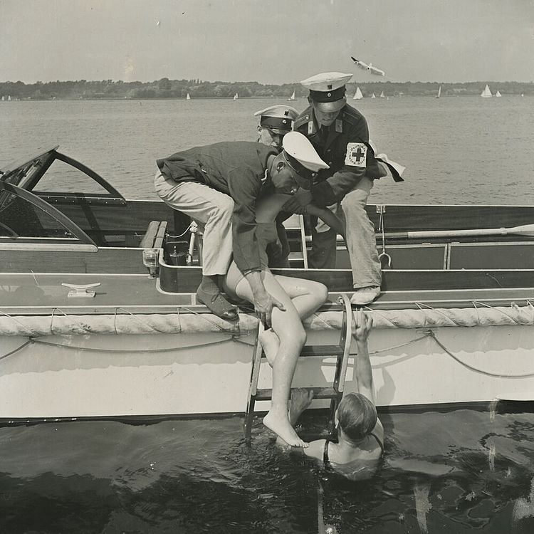 Einsatz des DRK-Wasser­ret­tungs­dienstes am Wannsee in Berlin: Ein Rettungsboot nimmt die Insassen eines gekenterten Segelboots auf, um 1939