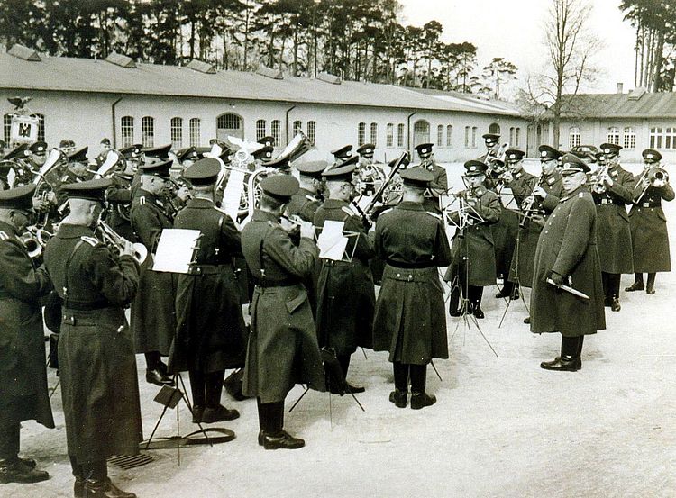 Musikzug der DRK-Landesstelle III Berlin-Brandenburg auf dem Gelände des DRK-Präsidiums in Potsdam-Babelsberg, 1941