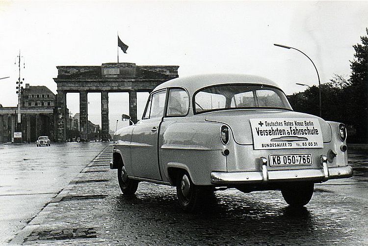 Einer der umgebauten Wagen vor dem Brandenburger Tor 