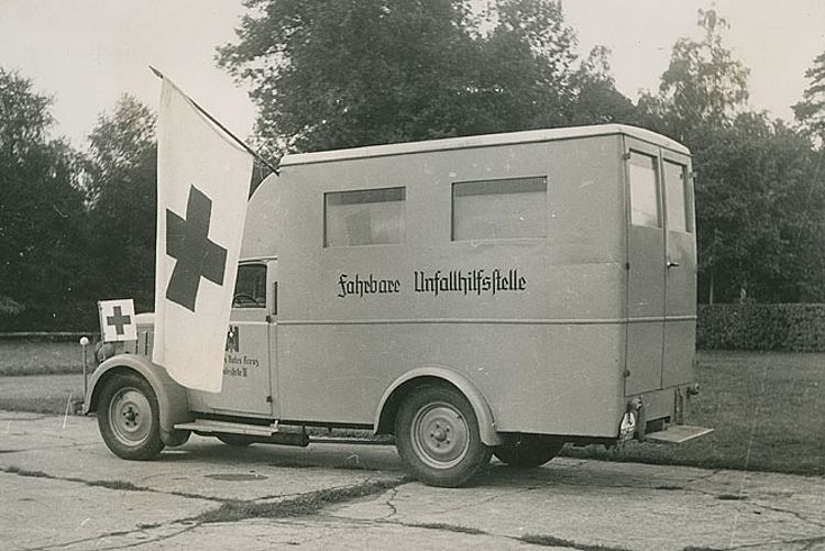 Neben festen Sanitätsstationen gab es ab den dreißiger Jahren auch mobile Unfallhilfsstellen