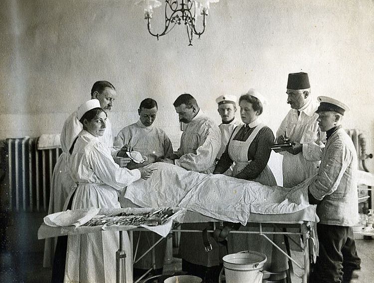              Bereits während der Balkankriege 1912/13 kam es zu einer Zusammenarbeit 	zwischen dem Deutschen Roten Kreuz und dem Türkischen Roten Halbmond. Hier im Gümüs-Krankenhaus in Konstantinopel (DRK)