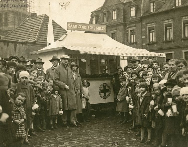 In Saarbrücken gibt der Vaterländische Frauenverein Milch an Bedürftige aus (DRK)