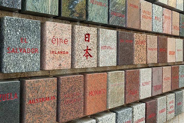 Rotkreuz-Denkmal bei Solferino. Die Steintafeln tragen die Namen all der Länder, in denen es eine Nationale Rotkreuz- oder Rothalbmondgesellschaft besteht