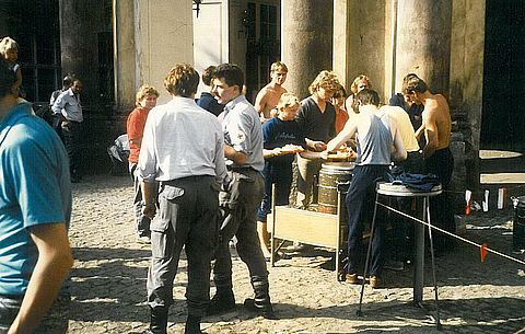 Einsatz des DRK auf dem Prager Botschaftsgelände zur Versorgung der Flüchtlinge mit Essen und Hilfsgütern