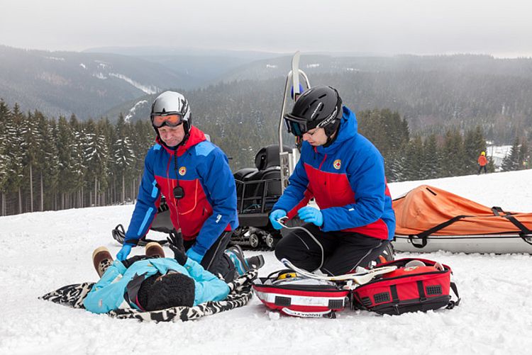 Helfer der DRK Bergwacht Oberhof / Thüringen bei einer Einsatzübung auf der Skipiste