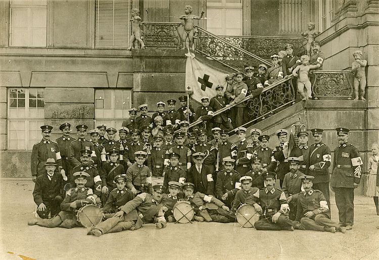 Eine Gruppe Sanitäter mit Rotkreuzfahne in Berlin-Lichterfelde, um 1910