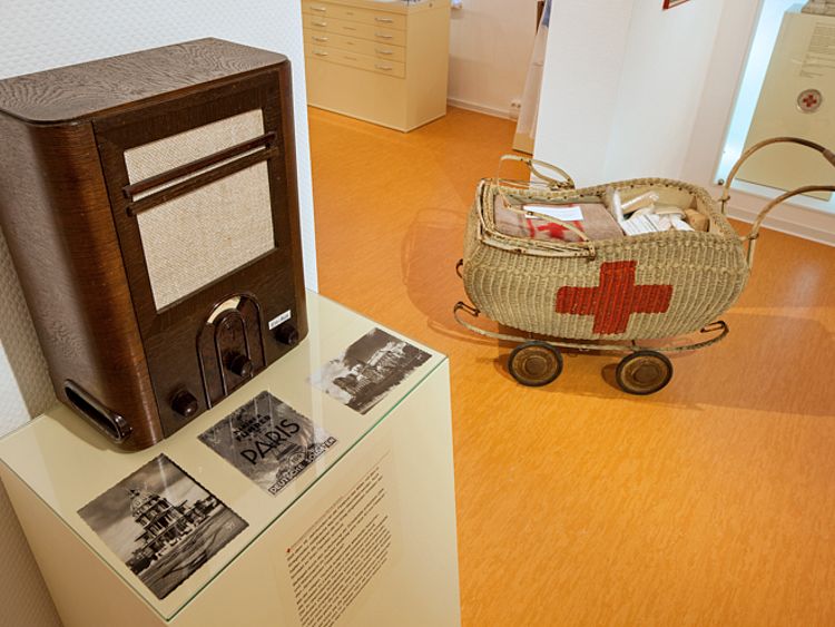 Armes Deutschland: Mit diesem umfunktionierten Kinderwagen transportierte eine niedersächsische Rotkreuzhelferin in der Nachkriegszeit Hilfsgüter, Rotkreuz-Museum Luckenwalde