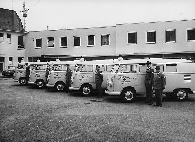 Fünf Rettungswagen des Deutschen Roten Kreuzes von VW in Stuttgart, eine Spende der Firma Andreae-Noris Zahn AG. Diese Rettungsfahrzeuge werden an den Autobahnen zum Einsatz kommen, um 1963