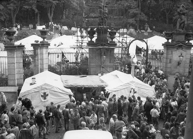 Aufenthalt von mehreren tausend Bürgern der DDR auf dem Gelände der Botschaft der BRD in Prag. Das DRK versorgt sie mit Essen und Hilfsgütern