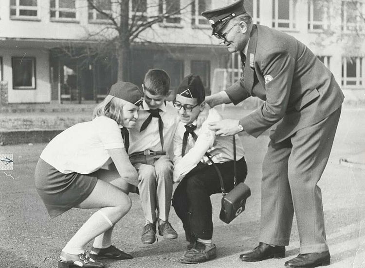 Ein Angehöriger des DRK der DDR und zwei Thälmann-Pioniere üben das Heben eines Jungen, um 1970