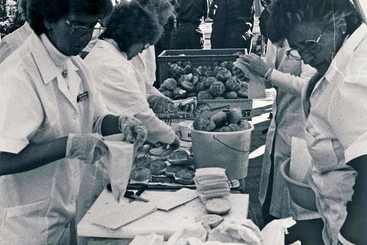 Ankunft von Flüchtlingen aus der DDR auf dem Bahnhof von Ahrweiler bei Bonn: Helferinnen des DRK bereiten belegte Brötchen für die Ankommenden vor